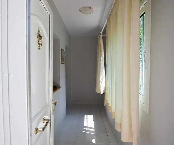 Sofia Luxury לוטראקי